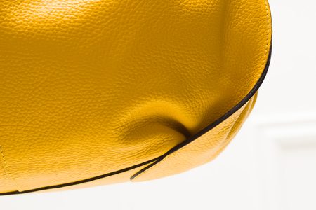 Dámska kožená kabelka cez rameno pútko s volánom - žltá -