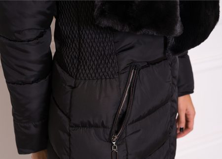 Dámska čierna vypasovaná bunda s kožušinovým šálom -