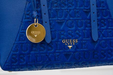 Guess Luxe kožená kabelka se srstí modrá -