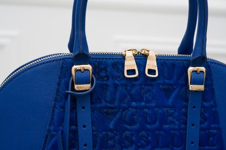 Damska skórzana torebka do ręki Guess Luxe - niebieski -