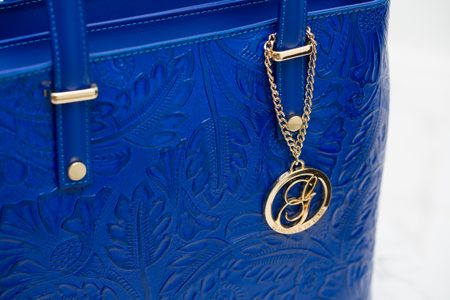 Kožená kabelka s květy přes rameno - královsky modrá -