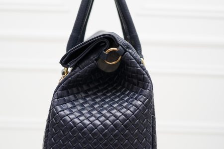 Dámská kožená kabelka kombinace tmavě modrá s proplétáním -