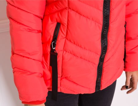Dámska zimná krátka bunda s výrazným čiernym zipsom - oranžová -