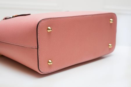 Dámska kožená kabelka s jednou prackou na strane - ružová -
