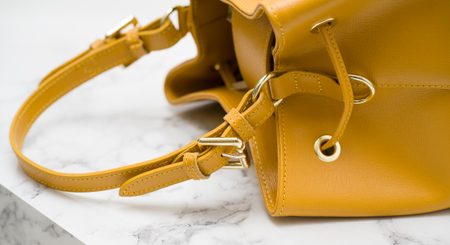 Dámská kožená kabelka do ruky vak s přezkami - žlutá -
