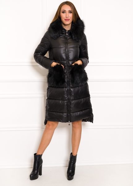 Dámská zimní bunda černá s umělou kožešinou -