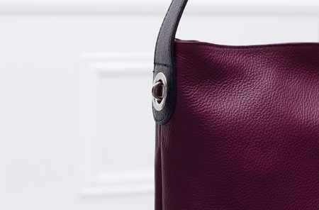 Dámska kožená kabelka na rameno s vreckom na zips - fialová -