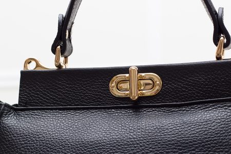 Dámská kožená kabelka s volánem po straně - černá zlatá -