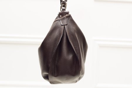Dámska kožená kabelka cez rameno pútko s volánom - tmavo hnedá -