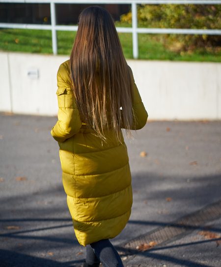 Dámská zimní bunda žlutá s páskem -