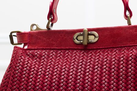 Dámska kožená kabelka prepletaný otočné zapínanie - červená -