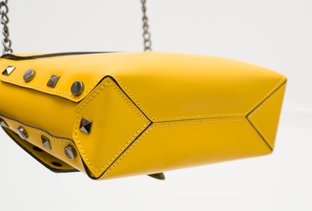 Dámska kožená crossbody kabelky s cvokmi - žltá -