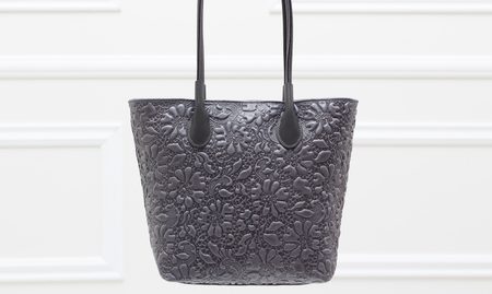 Dámska kožená kabelka cez rameno s kvetmi - šedá -