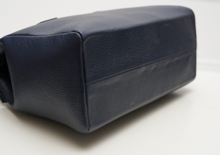 Dámska kožená kabelka jednofarebná so zipsom - tmavá modrá -