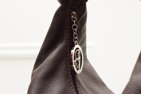 Dámska kožená kabelka cez rameno s kruzky - tmavo hnedá -