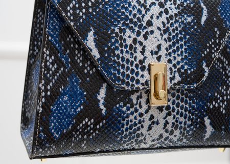 Elegantní kabelka do ruky celo-hadí modrá -