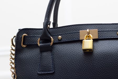 Dámská kožená kabelka se zámkem a řetízkem - tmavě modrá -