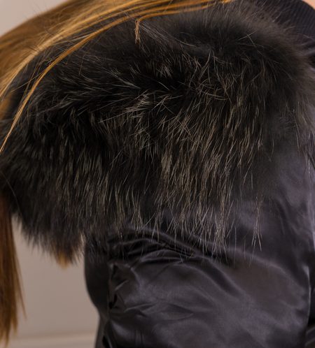 Dámský zimní bomber lesklý se zeleným mývalovcem - černá -