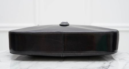 Dámská kožená kabelka přes rameno s přední karabinou - černá -
