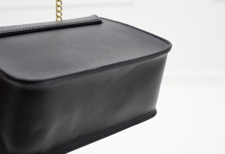 Dámska kožená crossbody kabelka razená - čierna -