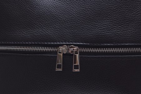 Dámska kožená kabelka na rameno s vreckom na zips - čierna -