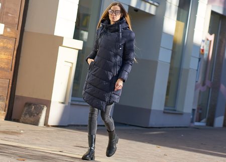 Dámská zimní bunda s asymetrickým zipem tmavě modrá -