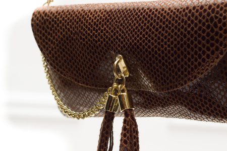 Dámská kožená malá kabelka s řetízkem a třásničkou - hnědá -
