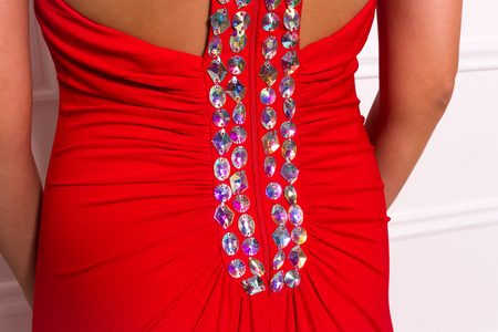 Spoločenské dlhé šaty s kamienkami okolo krku a chrbte - červená -