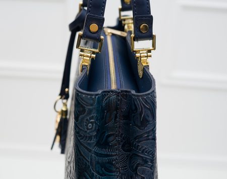 Dámská kožená kabelka ražená s květy - tmavě modrá -