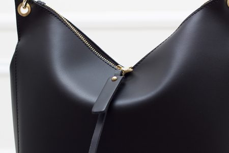 Dámská kožená kabelka s řetízkem přes rameno - černá -