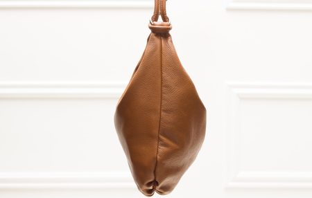 Dámska kožená kabelka cez rameno s kruzky - hnedá -
