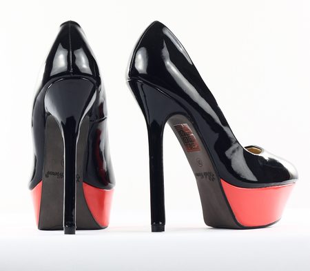 Dámske lodičky na platforme čierne korálovom lesklé -
