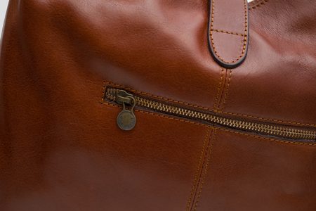 Dámska kožená kabelka cez rameno s prednou karabínou - hnedá -