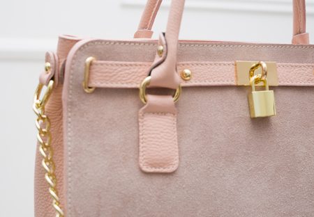 Dámská kožená kabelka se zámkem a řetízkem semiš - prášková růžová -