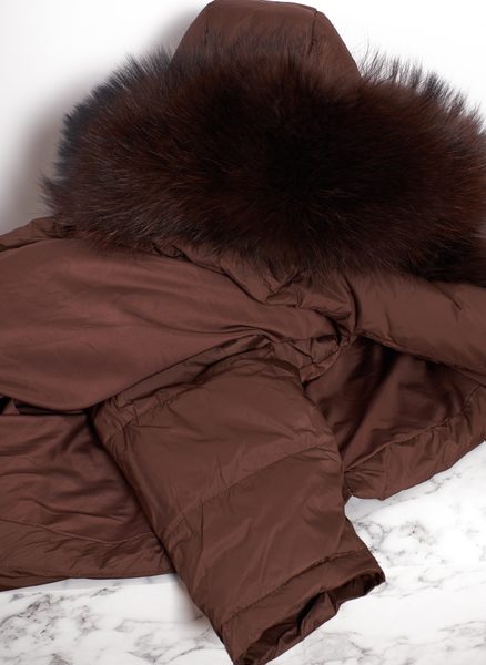 Poncho de puf pentru femei cu blană naturală de raton, maro -
