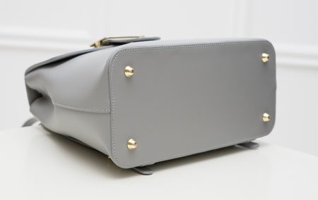 Dámský kožený batoh s přezkou šedý -