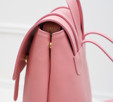 Dámsky kožený batoh na patenty razený - svetlo ružový -
