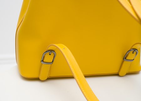 Dámský kožený batoh s přezkou žlutý -