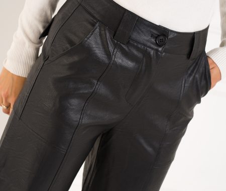 Dámské černé koženkové kalhoty volné s pásky -