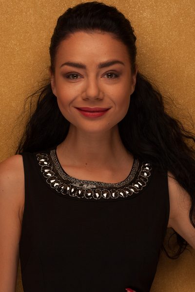 Dámské černé šaty s třásněmi a zdobením u krku -