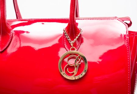 Lakovaná červená kožená kabelka -