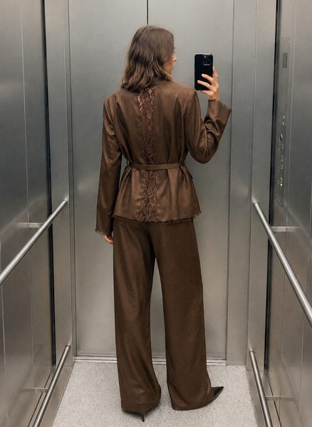 Costum cu aspect creponat sacou și pantaloni maro -