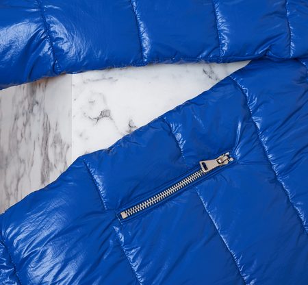 Dámská zimní bunda s asymetrickým zipem královsky modrá -