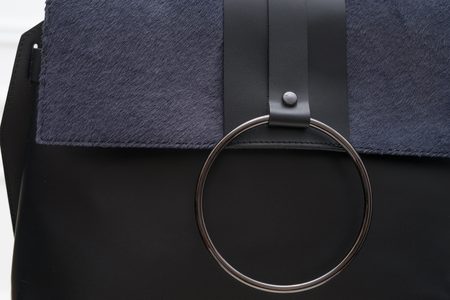 Dámská černá kožená kabelka s šedo-modrou srstí a kruhem -