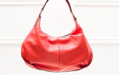 Dámska kožená kabelka cez rameno puťka s volánom - svetlo červená -