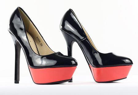 Dámske lodičky na platforme čierne korálovom lesklé -