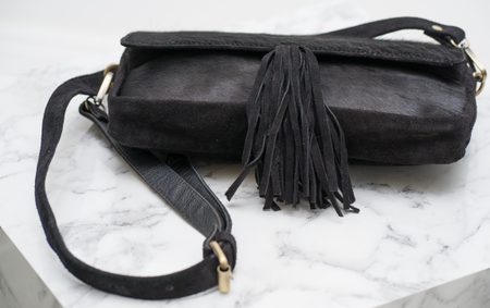 Dámská kožená crossbody kabelka se srstí a třásní - černá -