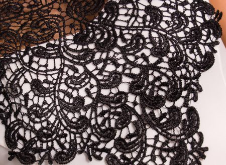 Dámské bílé šaty s černou krajkou -