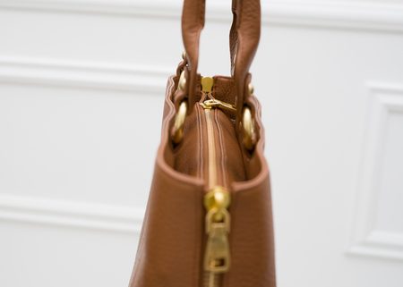 Guess Luxe kožená kabelka do ruky camel -