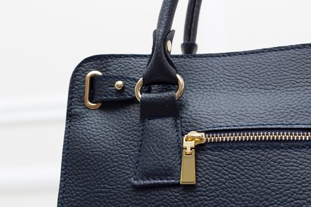 Dámská kožená kabelka se zámkem a řetízkem - tmavě modrá -